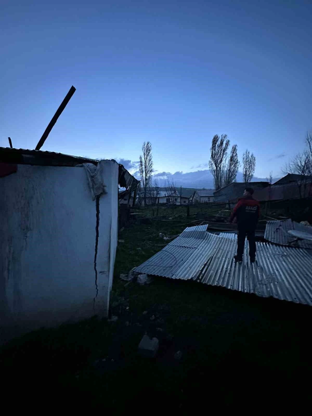 Sarıkamış’ta fırtına okulun ve evlerin çatısını uçurdu
