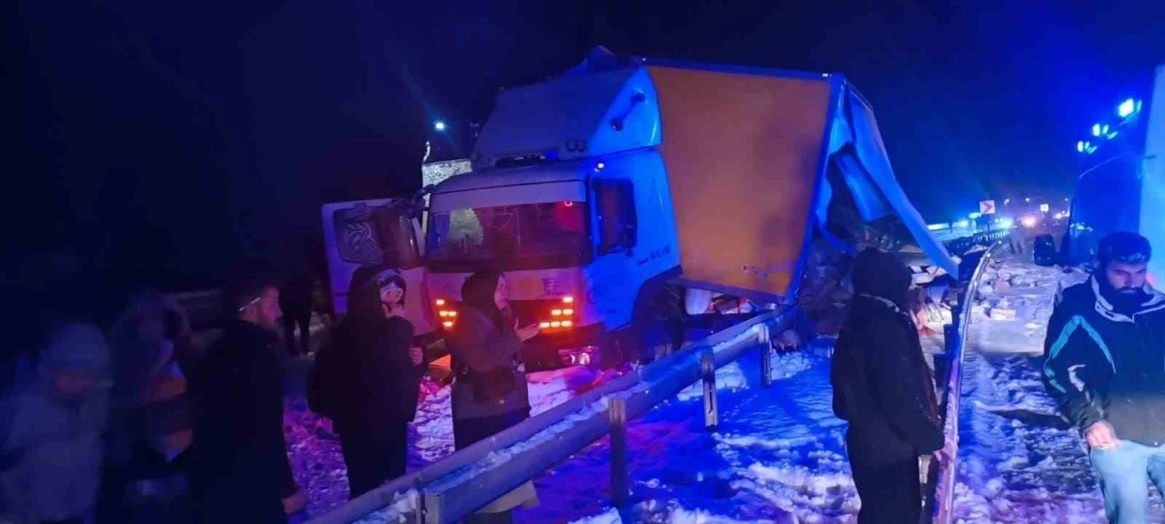 Sarıkamış&rsquo;ta otob&uuml;s kamyona &ccedil;arpı: 9 yaralı
