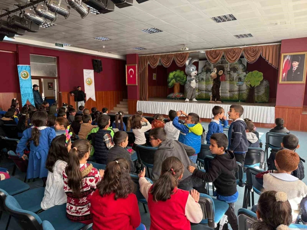 Sarıkamış’ta &quot;Şarkılı Orman&quot; oyununa miniklerden yoğun ilgi
