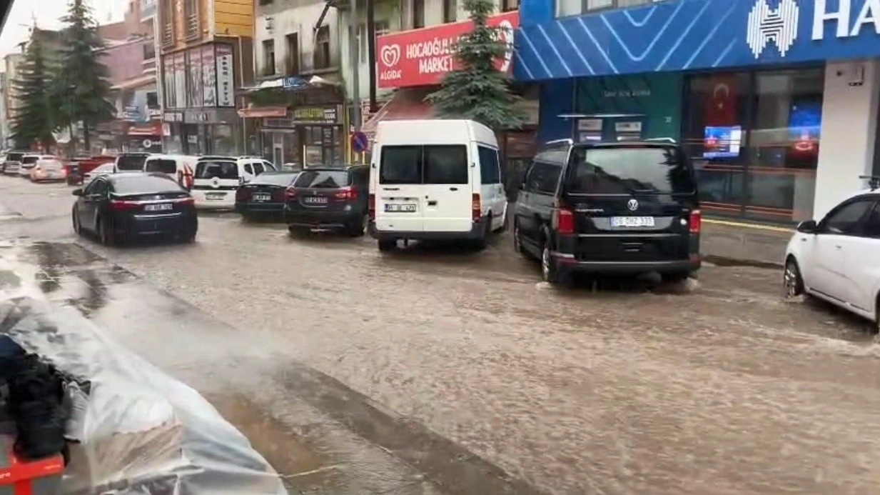 Sarıkamış’ta sağanak yağmur: Caddeler göle döndü
