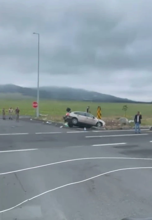Sarıkamış’ta trafik kazası: 3 yaralı
