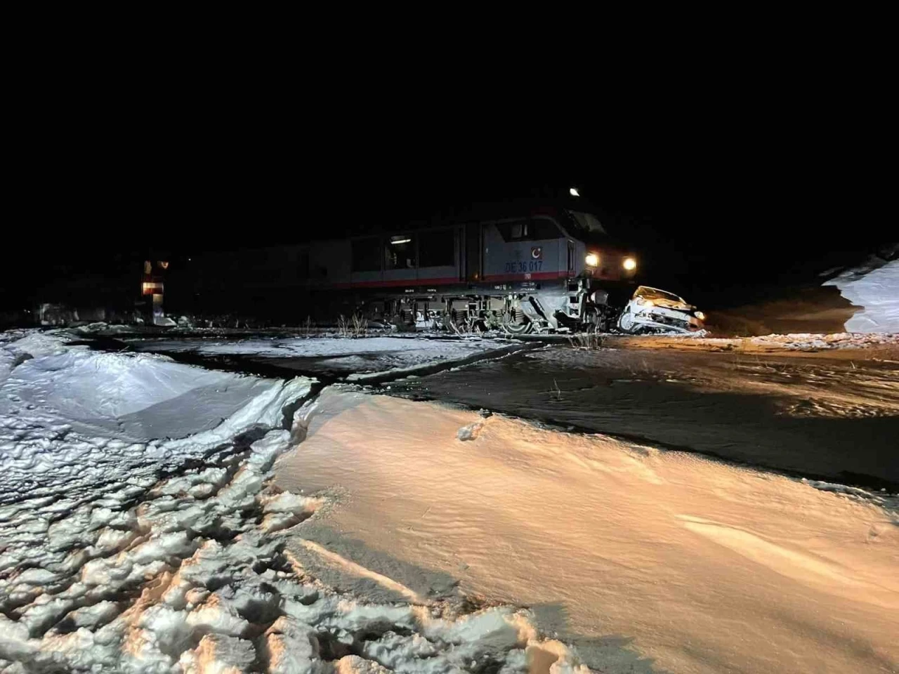 Sarıkamış&rsquo;ta y&uuml;k treni otomobile &ccedil;arptı: 1 yaralı
