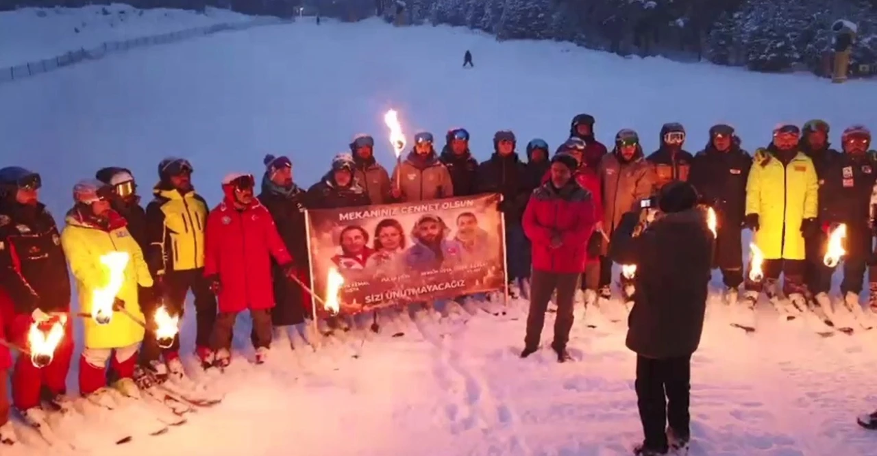 Sarıkamış&rsquo;tan Bursa&rsquo;ya vefa k&ouml;pr&uuml;s&uuml;: Gen&ccedil; kayak&ccedil;ılar, Bursa&rsquo;daki yangında &ouml;len kayak&ccedil;ıları andı
