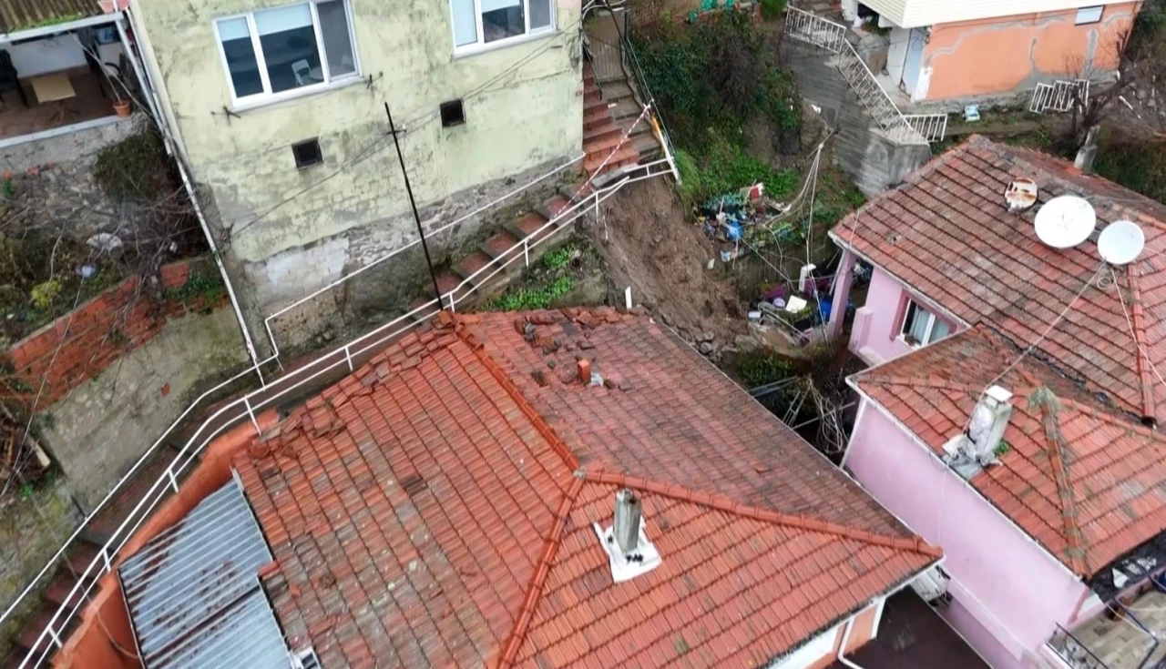 Sarıyer&rsquo;de 4 binadaki 31 vatandaş tahliye edildi, &ccedil;&ouml;ken merdiven havadan g&ouml;r&uuml;nt&uuml;lendi
