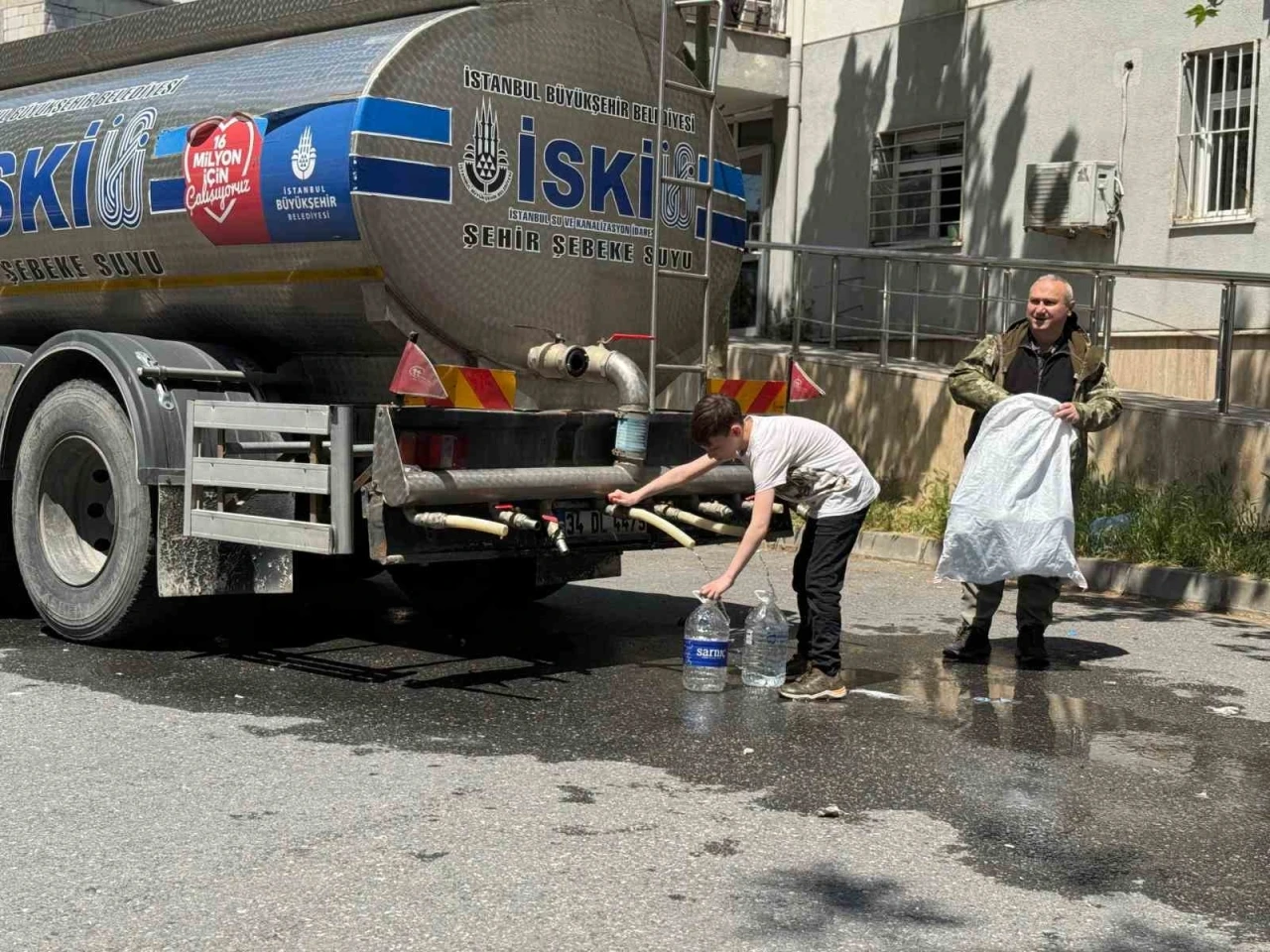 Sarıyer’de çöken yol vatandaşı suyundan etti: Tankerden evlerine bidonlarla su taşıdılar
