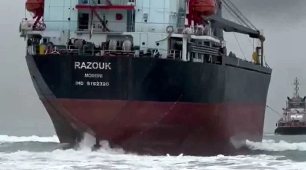 Sarıyer&rsquo;de karaya oturan gemi kurtarıldı
