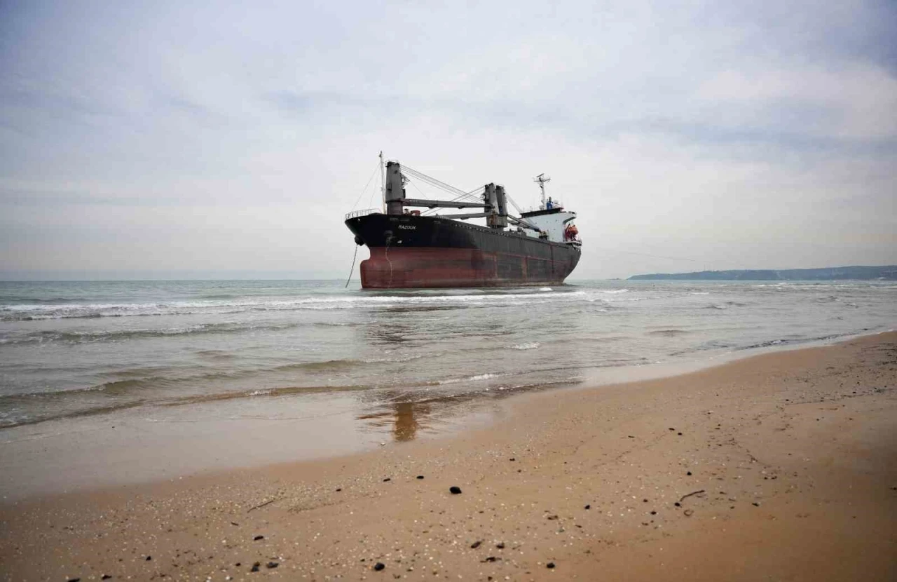 Sarıyer&rsquo;de karaya oturan gemiyi kurtarma &ccedil;alışmaları s&uuml;r&uuml;yor
