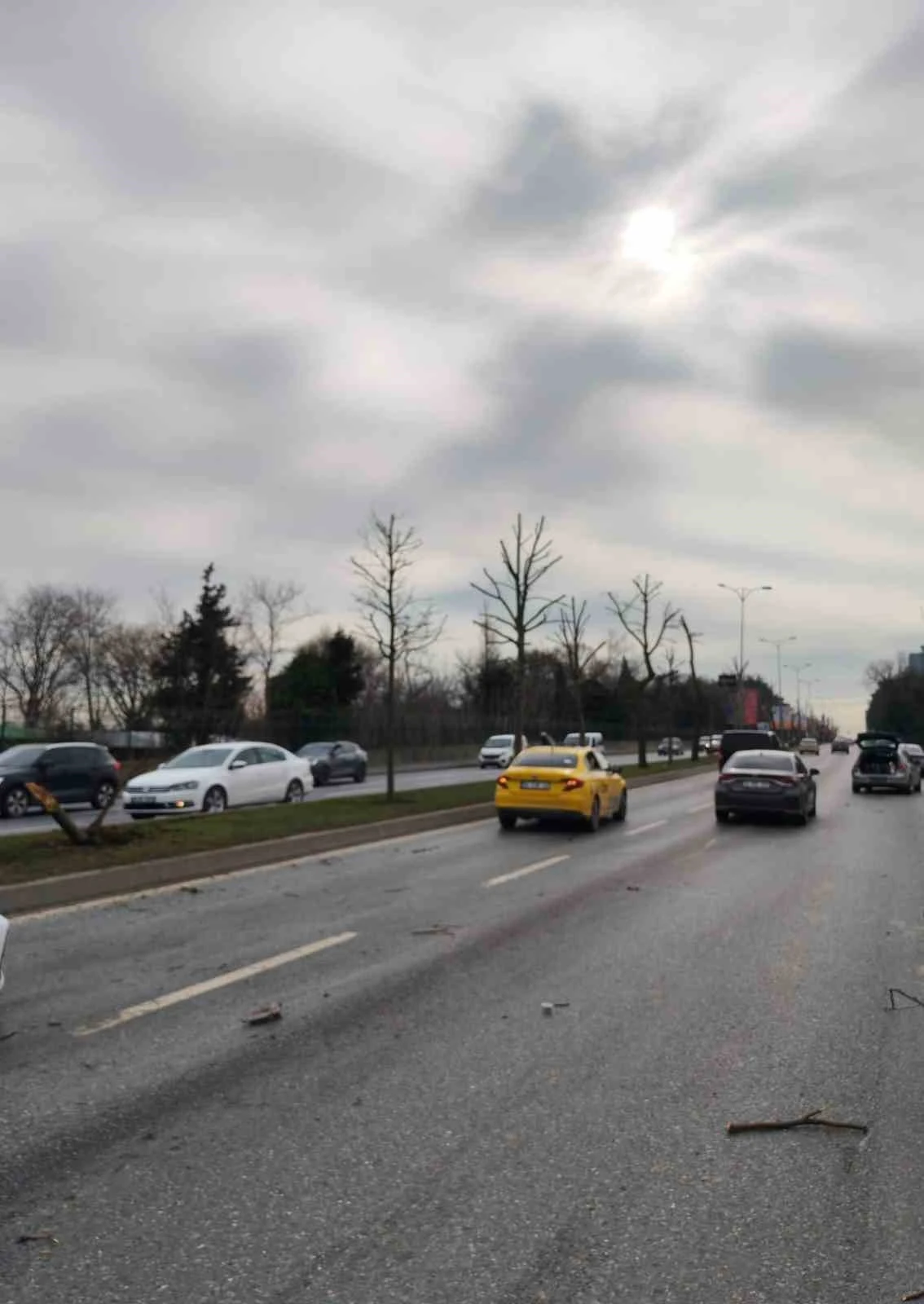 Sarıyer&rsquo;de kontrolden &ccedil;ıkan otomobil karşı şeritteki ara&ccedil;la &ccedil;arpıştı: Kaza anı kamerada
