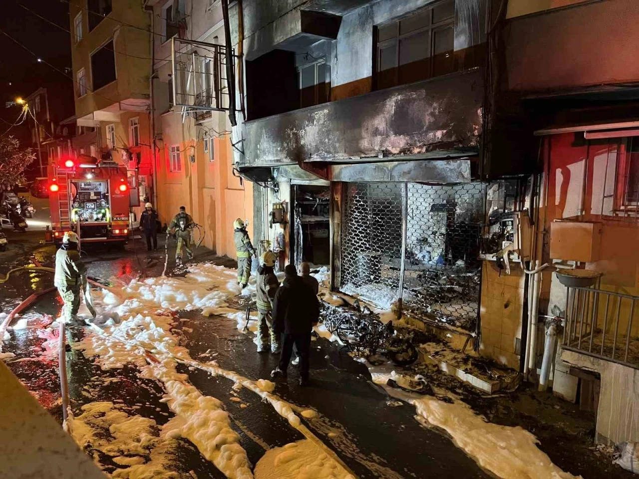 Sarıyer&rsquo;de motosiklet tamirhanesi alev alev yandı: 1 yaralı
