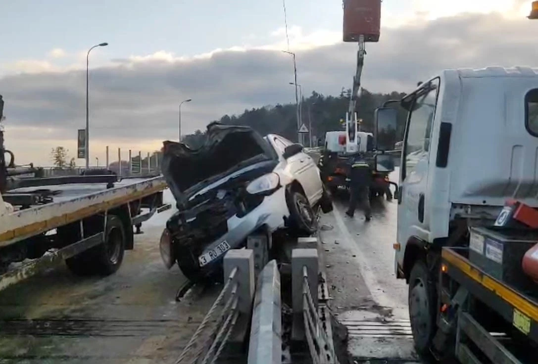 Sarıyer&rsquo;de otomobil aydınlatma direğine &ccedil;arptı
