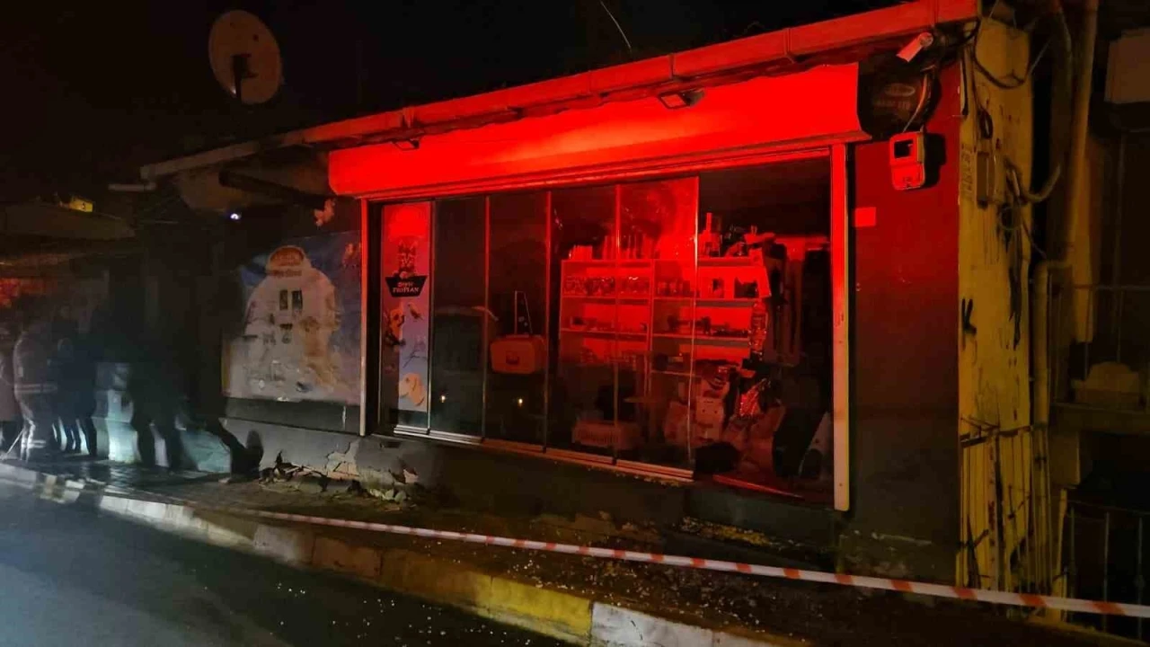 Sarıyer&rsquo;de &uuml;st katı kayan bina gecekonduya yaslandı: Facianın eşiğinden d&ouml;n&uuml;ld&uuml;
