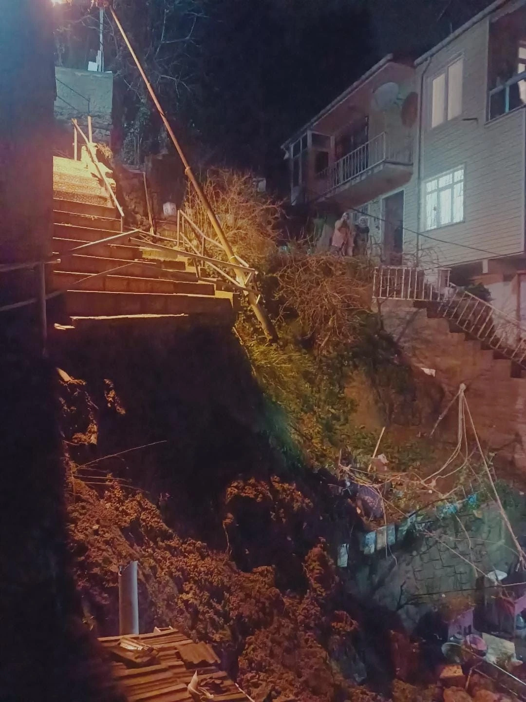 Sarıyer&rsquo;de yağış nedeniyle bina yanındaki merdivenler &ccedil;&ouml;kt&uuml;: Mahalleli sokağa d&ouml;k&uuml;ld&uuml;
