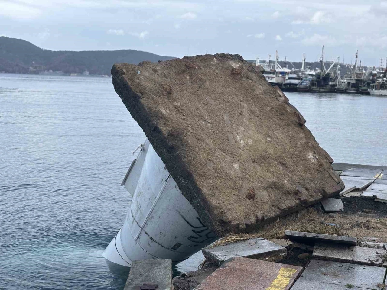 Sarıyer&rsquo;deki şiddetli fırtına deniz fenerini devirdi
