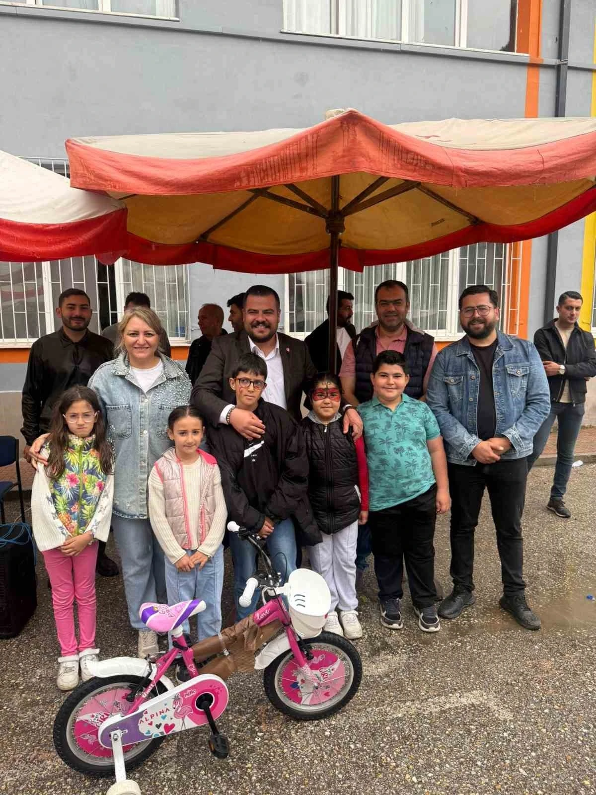 Şarkh&ouml;y&uuml;k&rsquo;te &ccedil;ocukların y&uuml;z&uuml;n&uuml; g&uuml;l&uuml;mseten dayanışma

