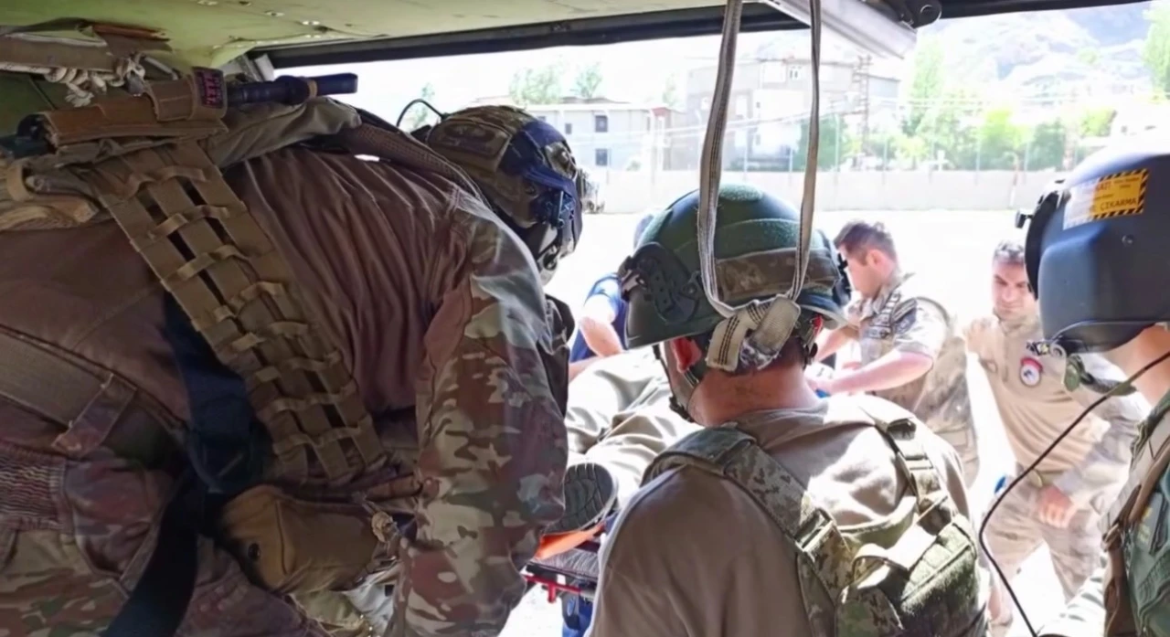 Sarp arazide hayatını kaybeden vatandaşın cenazesi helikopterle alındı
