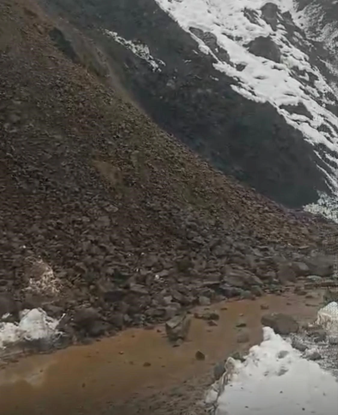 Sason&rsquo;da kar ve yağmur sonrası heyelan: K&ouml;y minib&uuml;s&uuml; yolda mahsur kaldı
