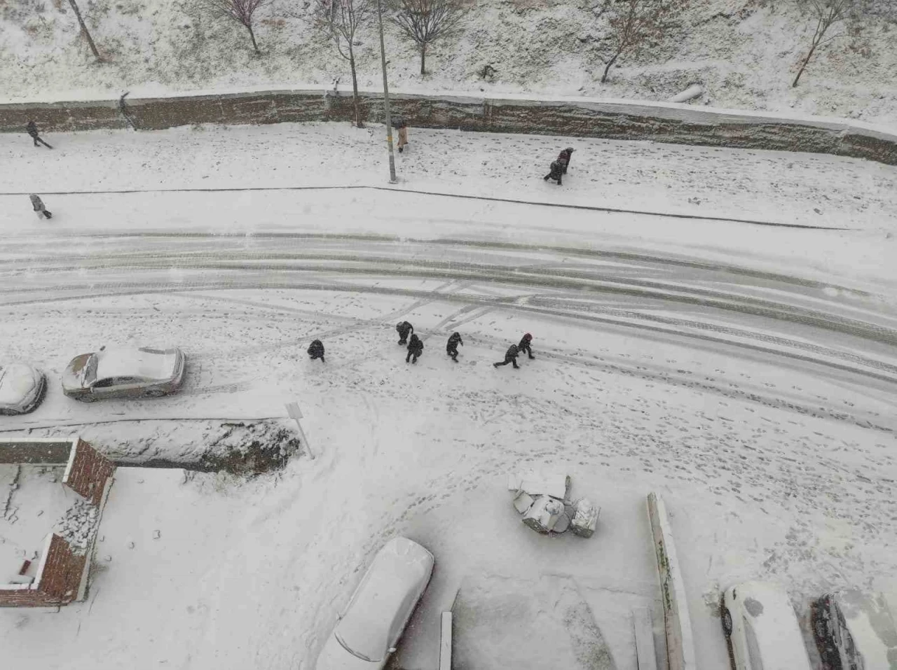 Sason&rsquo;da kar yağışı nedeniyle eğitime ara verildi

