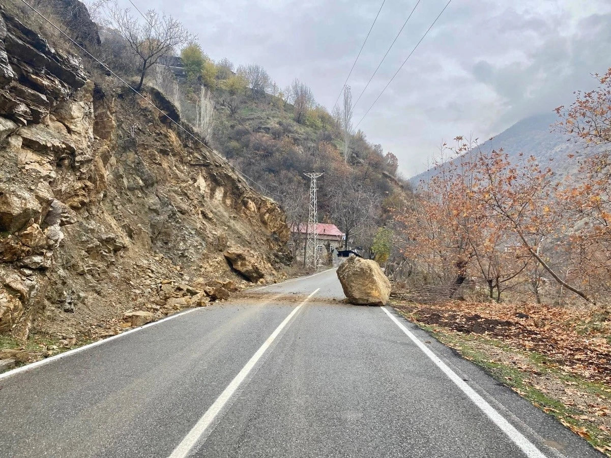 Sason&rsquo;da k&ouml;y yollarını kapatan dev kaya par&ccedil;aları kaldırıldı
