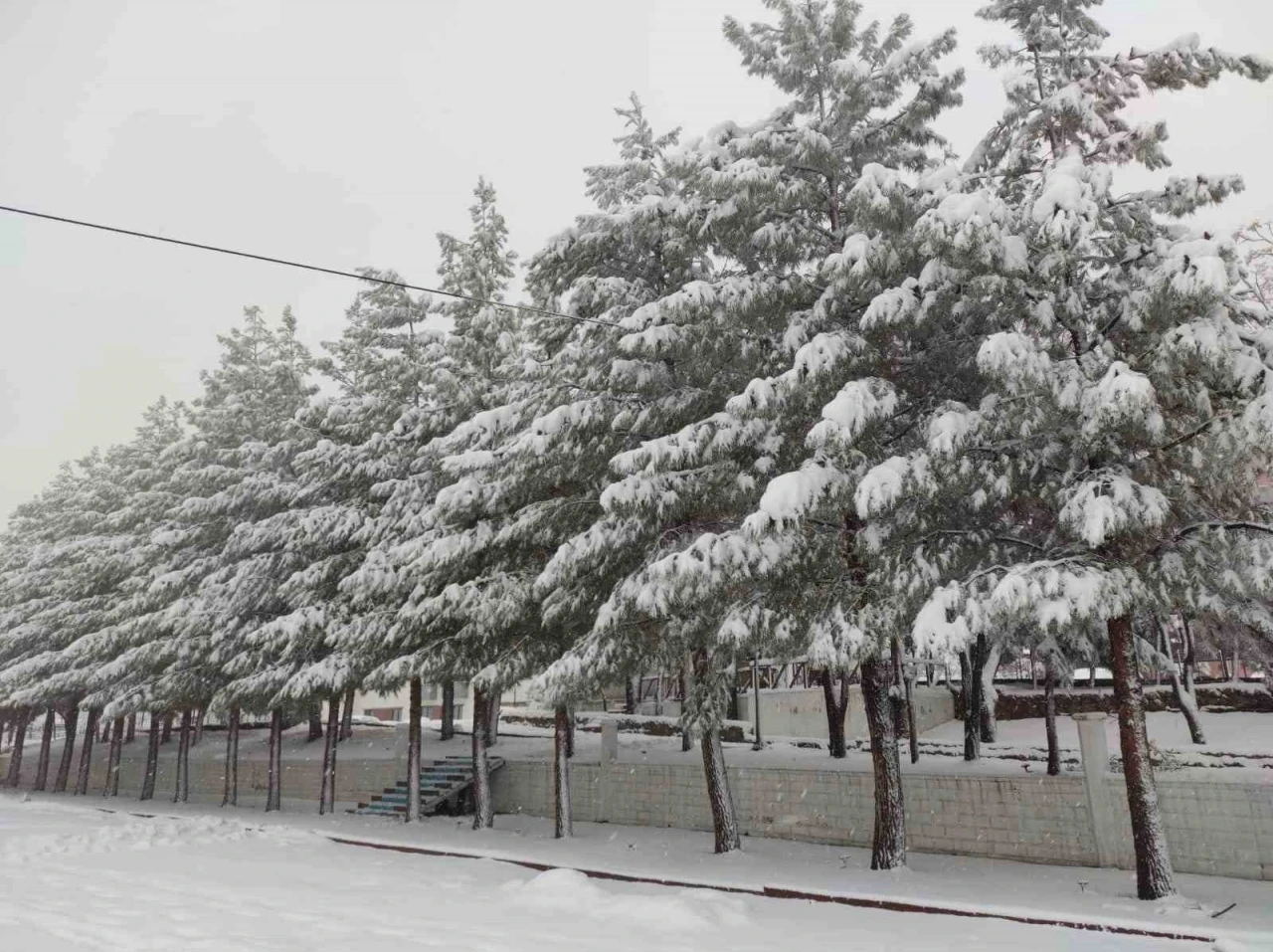 Sason&rsquo;da yoğun kar yağışı hayatı olumsuz etkiliyor
