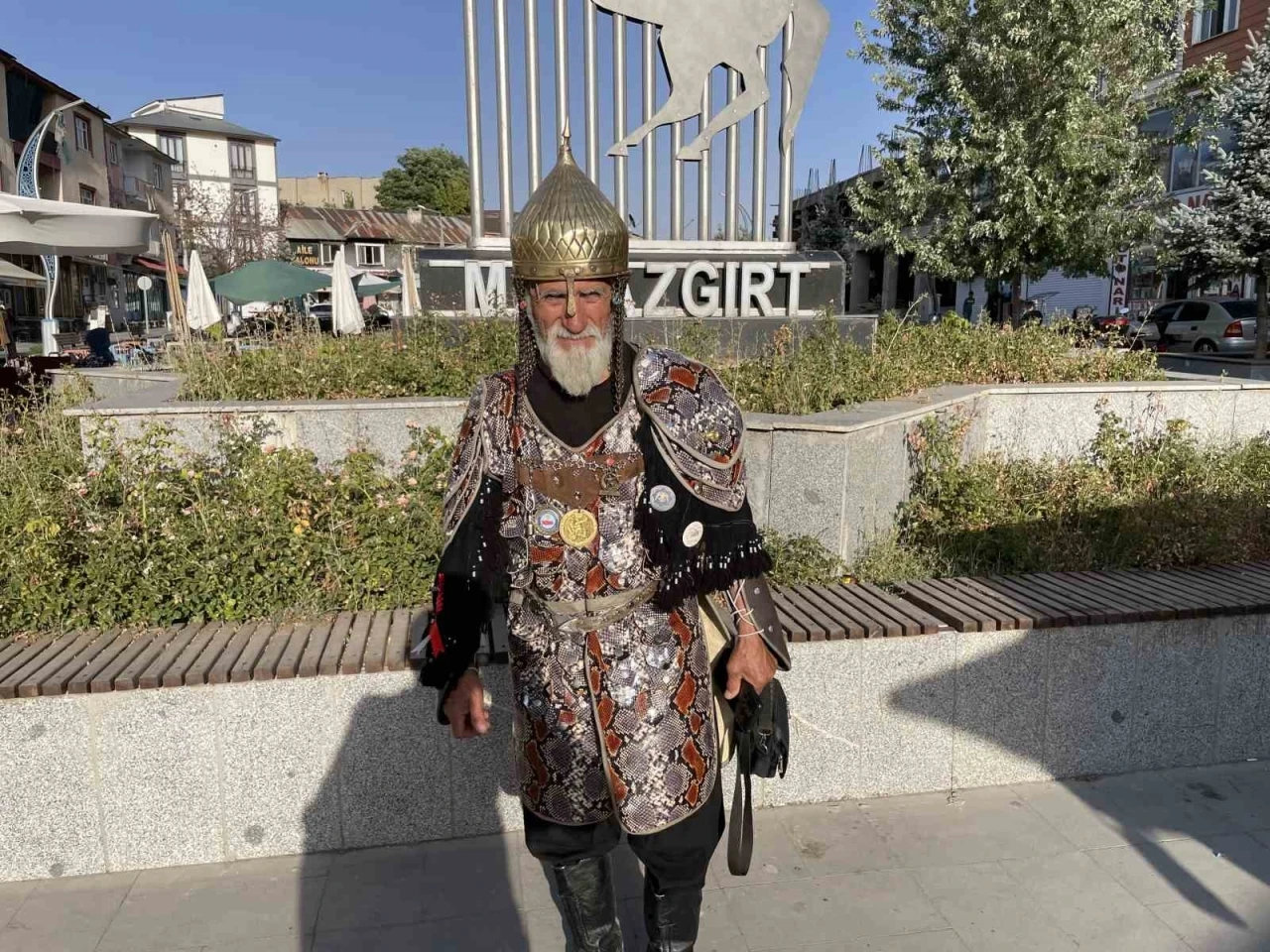 Savaş kıyafetini giydi, Malazgirt Kalesi’ni yeniden fethetti
