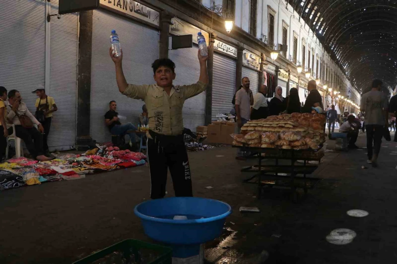 Savaşın çocukları soğuk meşrubat satarak ailelerine destek oluyor

