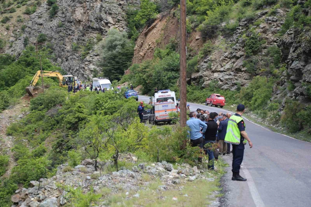 Şavşat Deresi&rsquo;ne u&ccedil;an kamyonet &ccedil;ıkarıldı, kayıp baba ve oğul aranıyor
