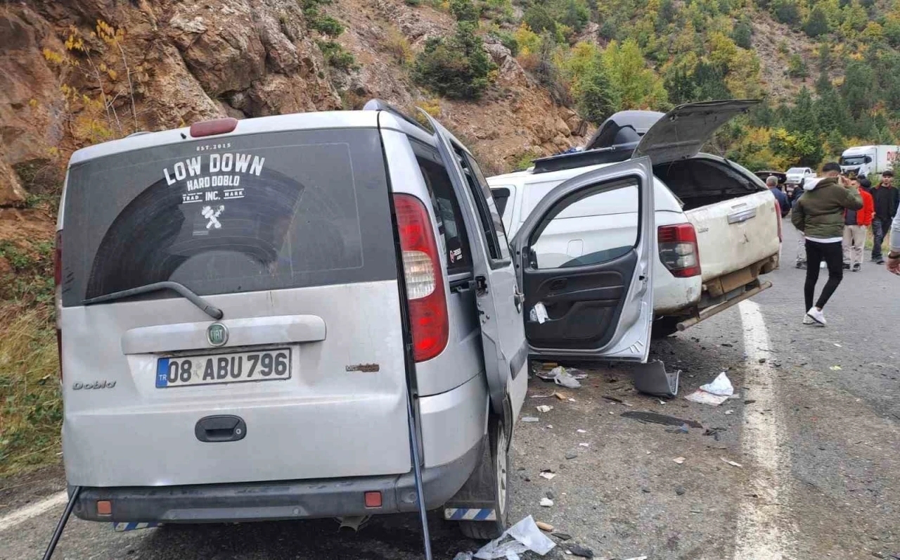 Şavşat’taki zincirleme kazada yaralanan genç hastanede hayatını kaybetti