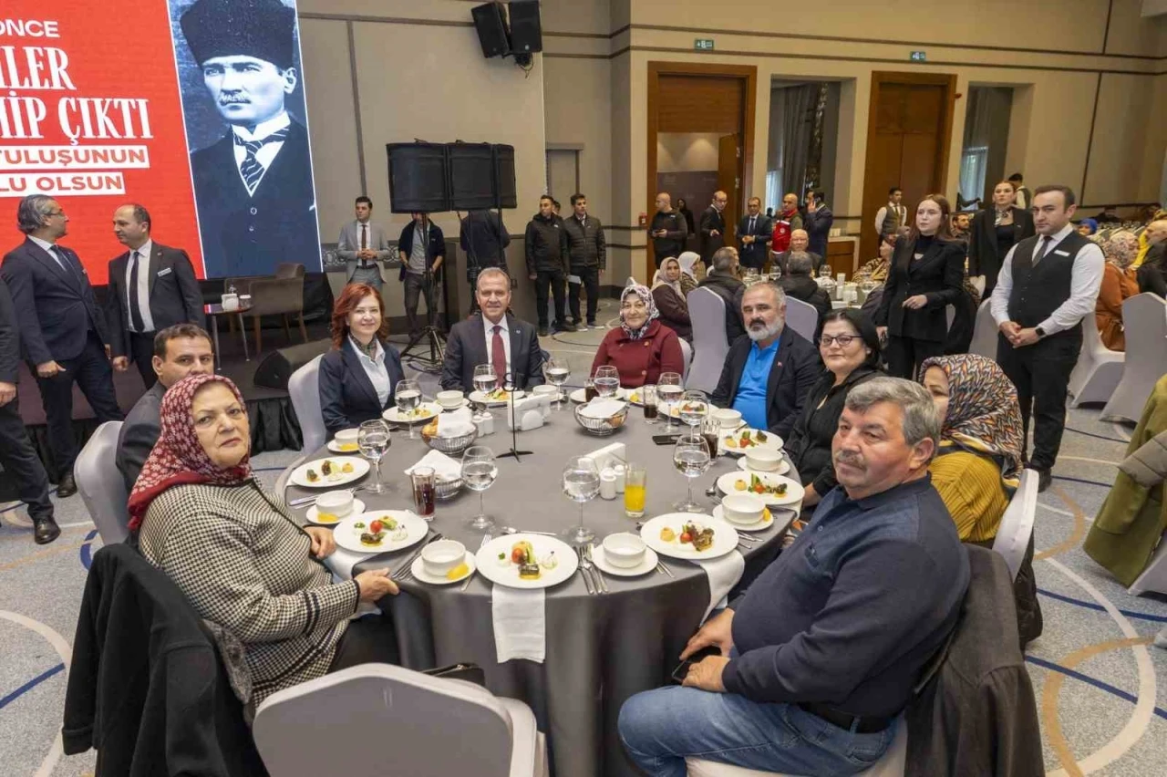 Se&ccedil;er: "Şehitlerimiz bu &uuml;lkenin onurunu omuzlarında taşıdı"
