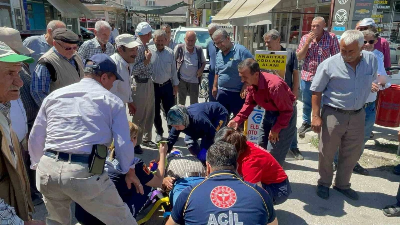 Sedyedeki yaralıya "Yat lan yat" diyen vatandaş herkesi g&uuml;ld&uuml;rd&uuml;
