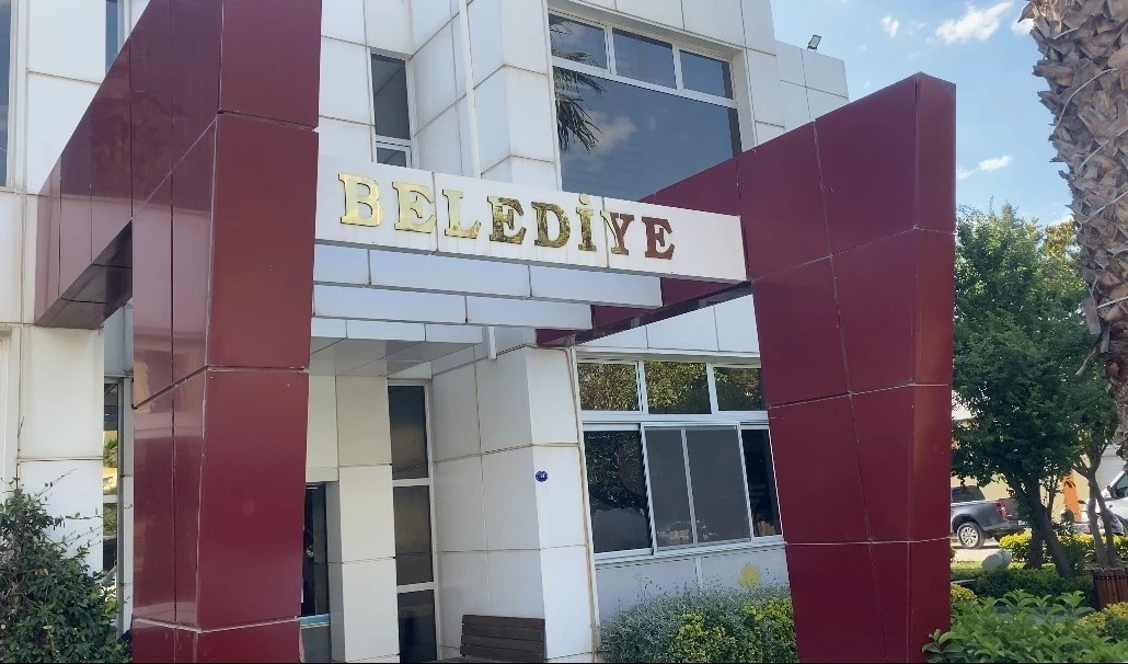 Seferihisar Belediyesine r&uuml;şvet operasyonunda flaş detay: CHP&rsquo;li Ağbaba&rsquo;nın danışmanı g&ouml;zaltında
