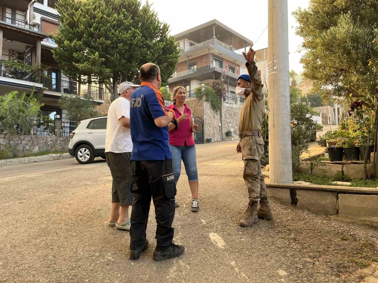 Seferihisar’da alevlerin yaklaştığı mahalle tahliye ediliyor
