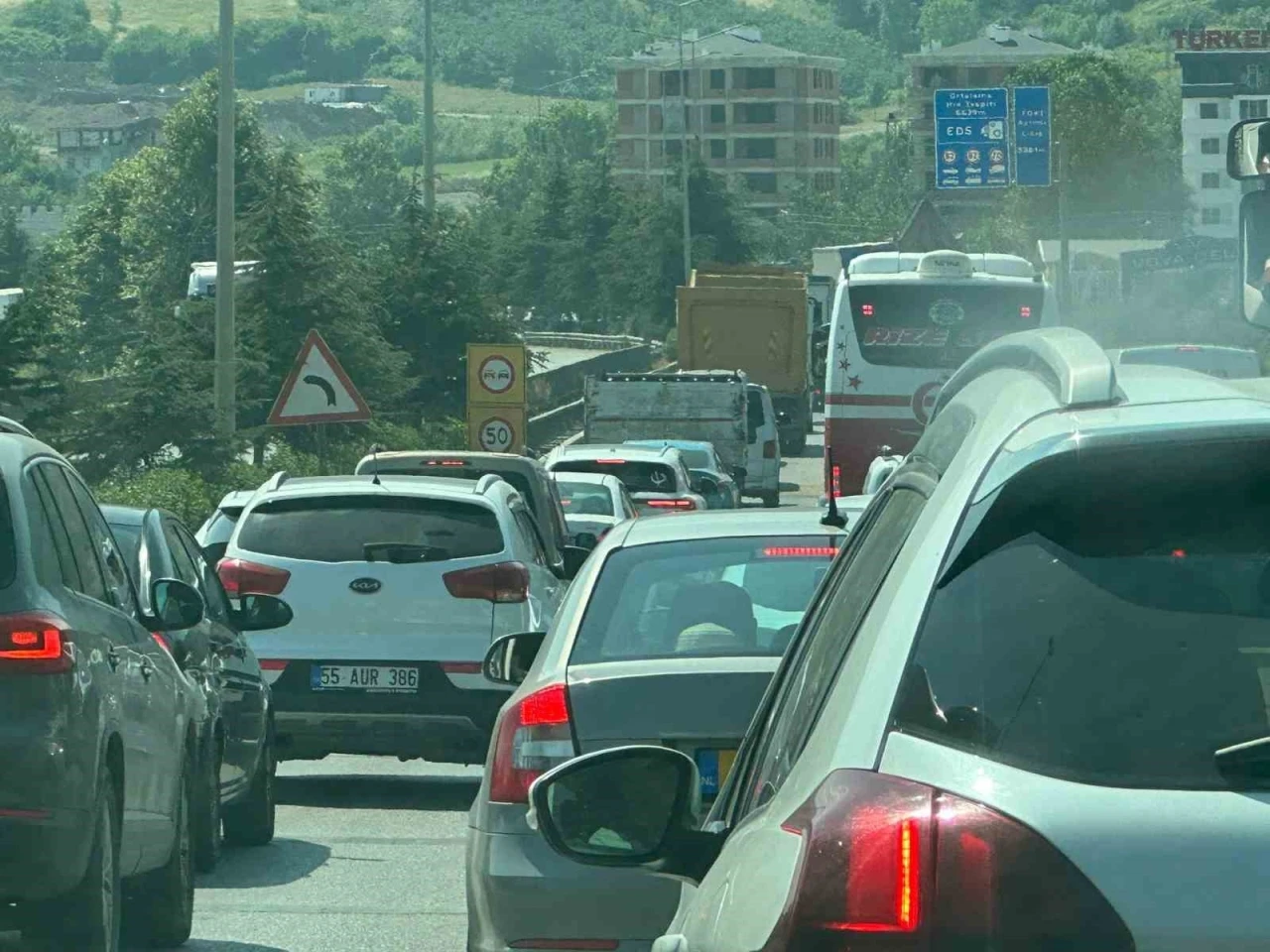 Şehir Hastanesi kavşak &ccedil;alışması trafiği kilitledi: Kilometrelerce ara&ccedil; kuyruğu
