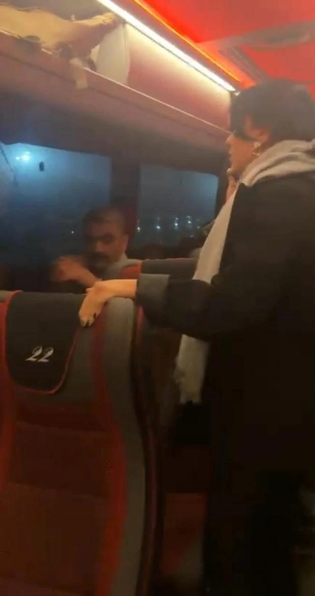 Şehirlerarası yolcu otob&uuml;s&uuml;ndeki arıza gerginliği
