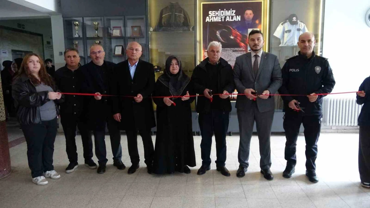 Şehit Ahmet Alan’ın hatıraları, şehadetinin yıl dönümünde adını taşıyan okulda yerini aldı
