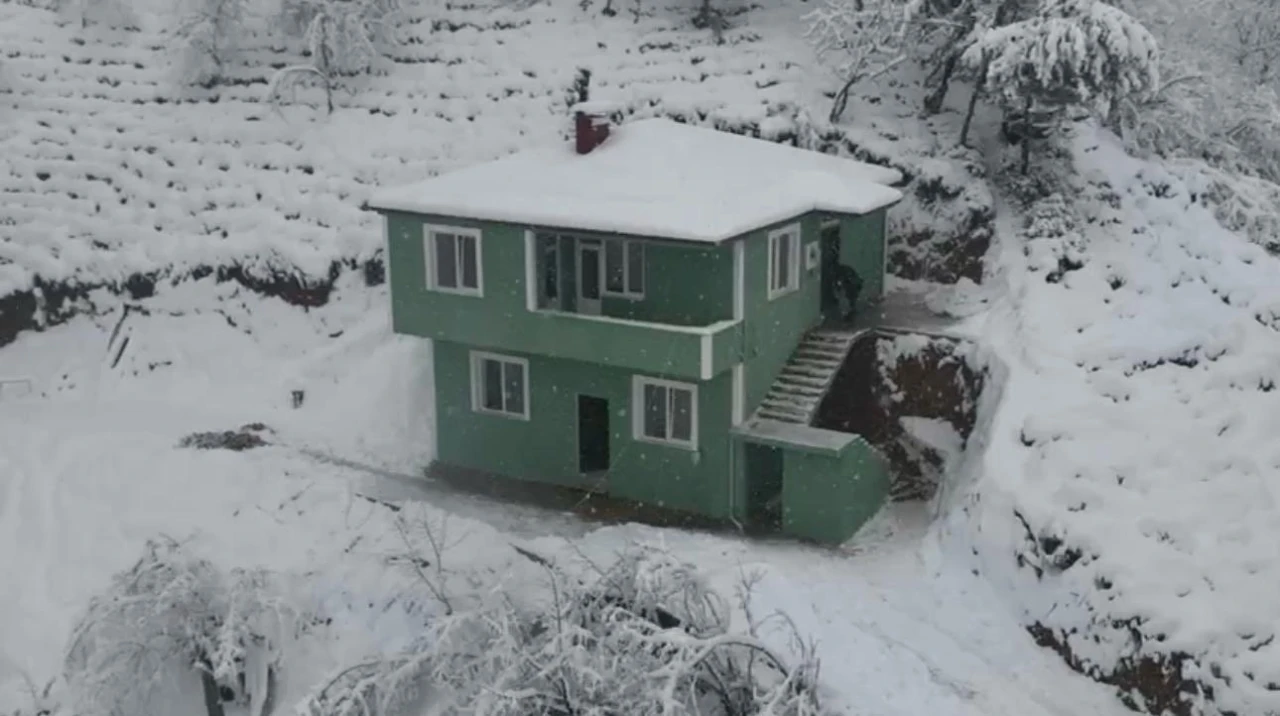 Şehit ailesi harabe k&ouml;y evinden kurtuldu, yeni yuvalarına kavuştu
