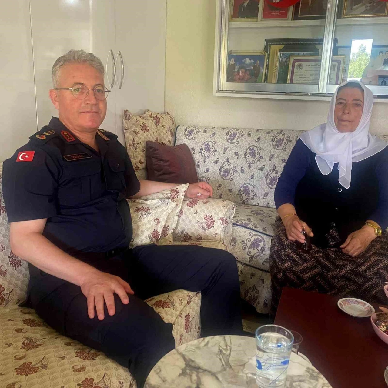 Şehit annesi evladının silah arkadaşlarını konuk etti
