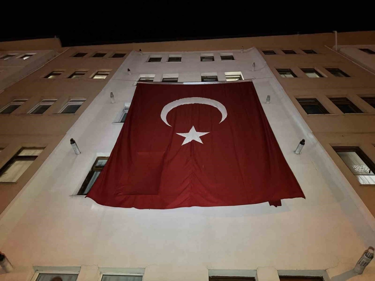 Şehit Astsubay Özcan’ın baba ocağına Türk bayrağı asıldı
