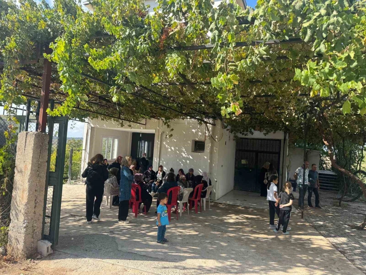 Şehit astsubayın Osmaniye’deki babaevine Türk bayrağı asıldı
