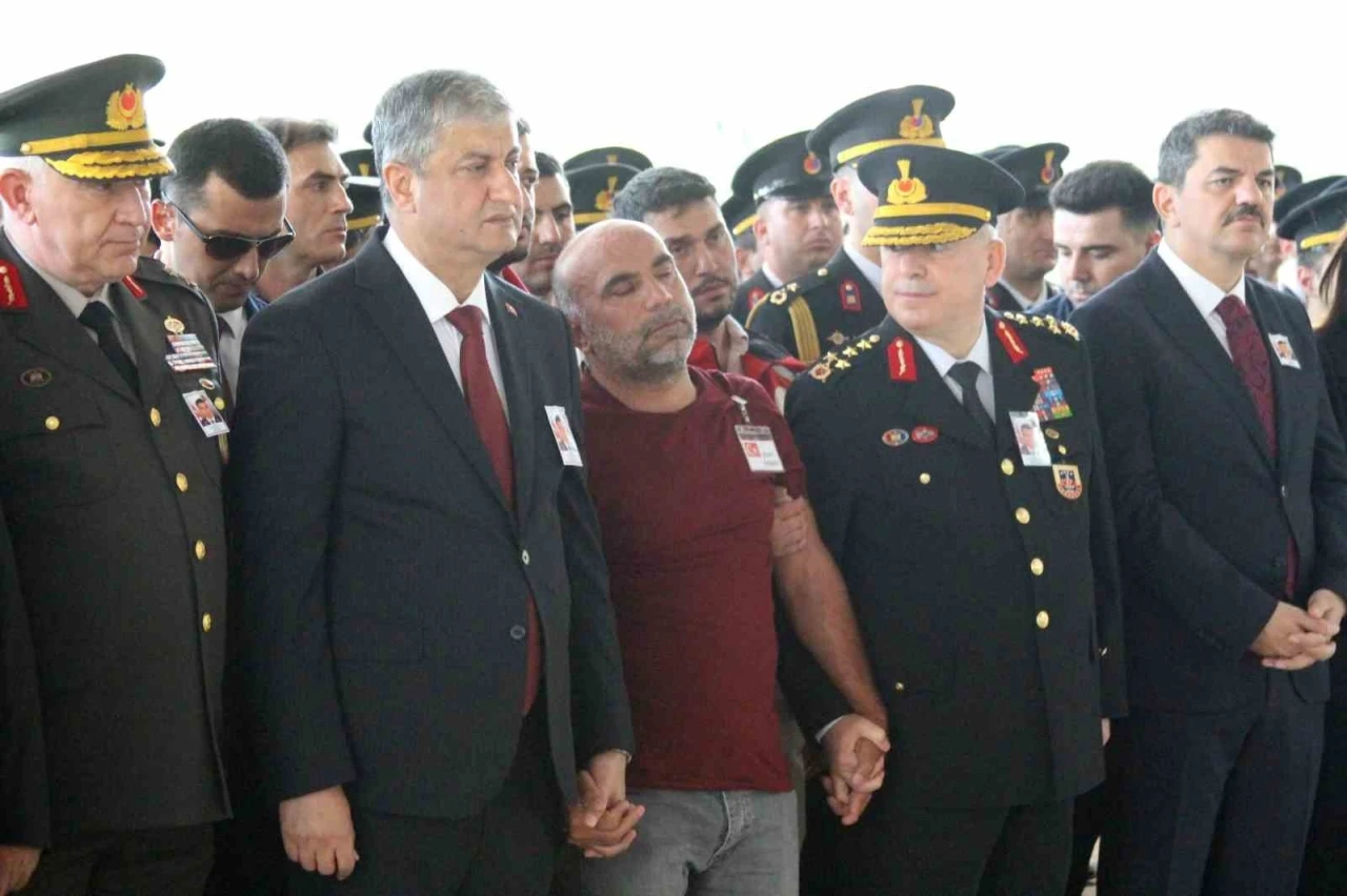 Şehit babası y&uuml;rekleri dağladı, oğlunun tabutuna koşup &ouml;pt&uuml;
