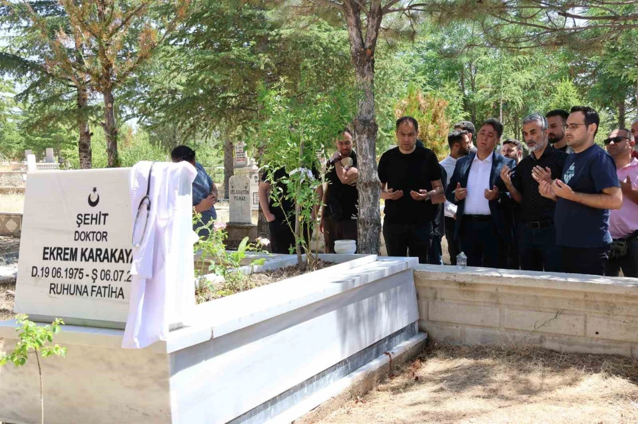 Şehit Dr. Ekrem Karakaya dualarla anıldı
