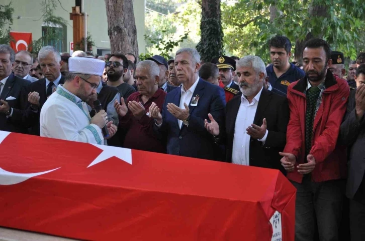 Şehit itfaiye eri Eskişehir&rsquo;de toprağa verildi
