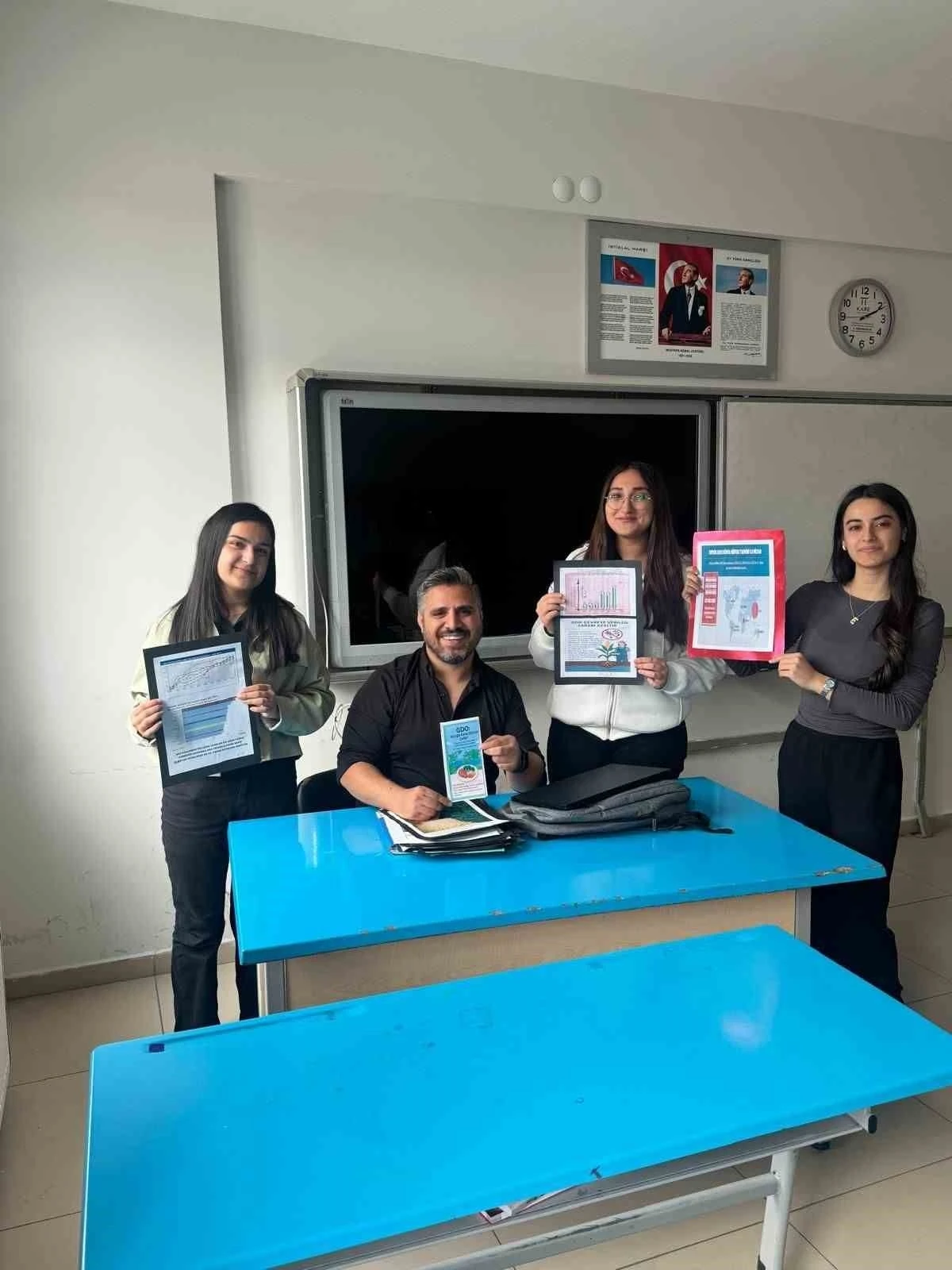 Şehit Nazmi Anadolu Lisesi, münazara yarışmasında yarı finale yükseldi
