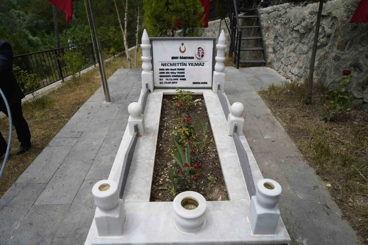 Şehit &ouml;ğretmen Necmettin Yılmaz şehadetinin 9. yılında kabri başında anıldı
