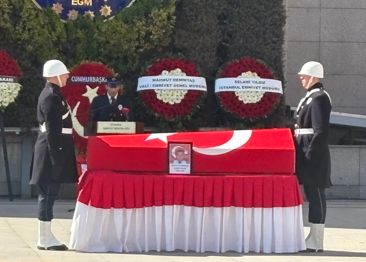Şehit polis memuru Se&ccedil;kin Yal&ccedil;ın i&ccedil;in emniyette t&ouml;ren d&uuml;zenlendi
