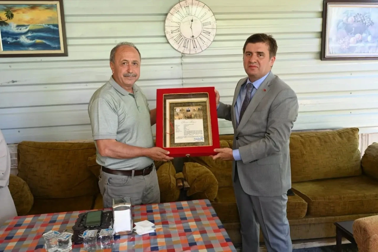 Şehit Yusuf Erg&uuml;n&rsquo;&uuml;n "şehadet belgesi" babasına teslim edildi
