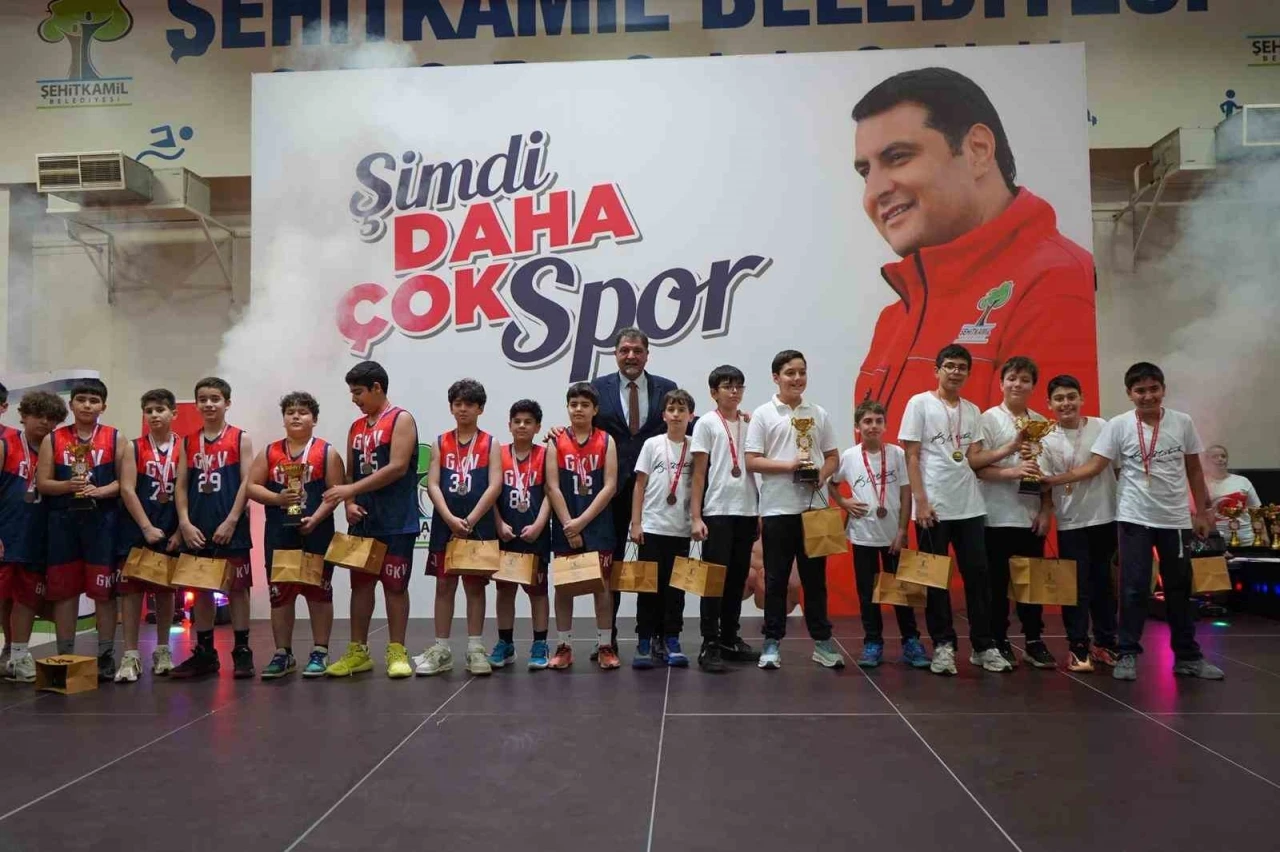 Şehitkamil&rsquo;de 2. k&uuml;me sportif m&uuml;sabakaları coşkusu &ouml;d&uuml;l t&ouml;reniyle ta&ccedil;landı
