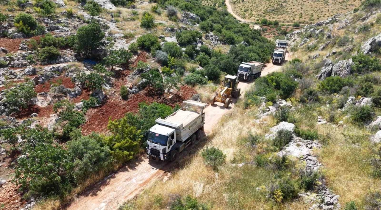 Şehitkamil&rsquo;de arazi yolları a&ccedil;ma &ccedil;alışmaları s&uuml;r&uuml;yor

