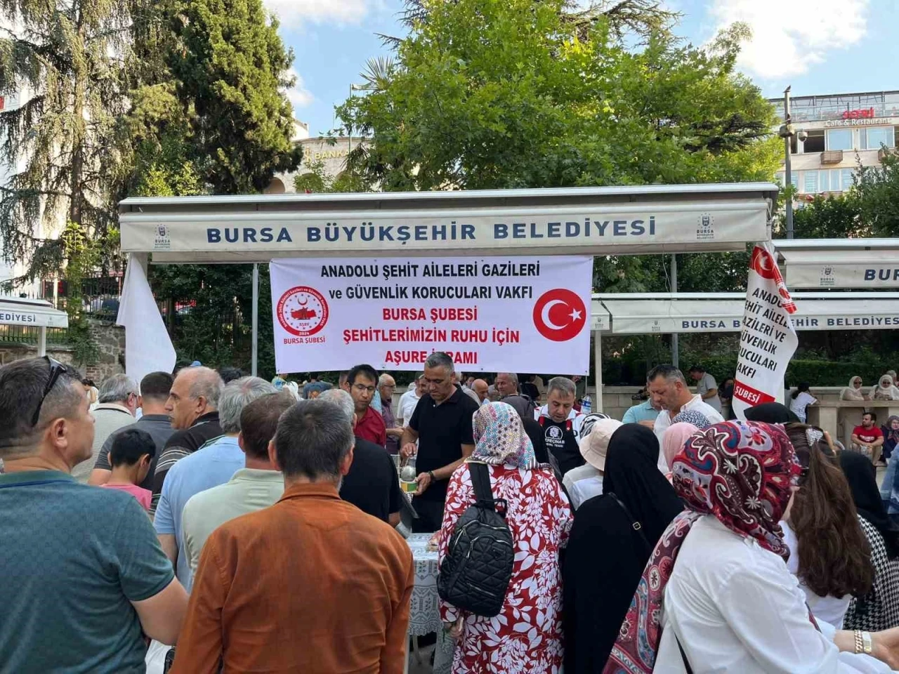 Şehitlerin hayrına aşure dağıttılar

