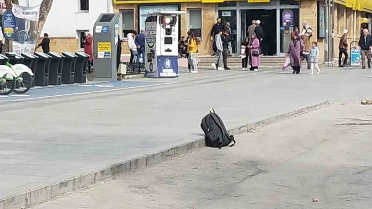Şehrin en işlek caddesinde unutulan &ccedil;anta polisi harekete ge&ccedil;irdi
