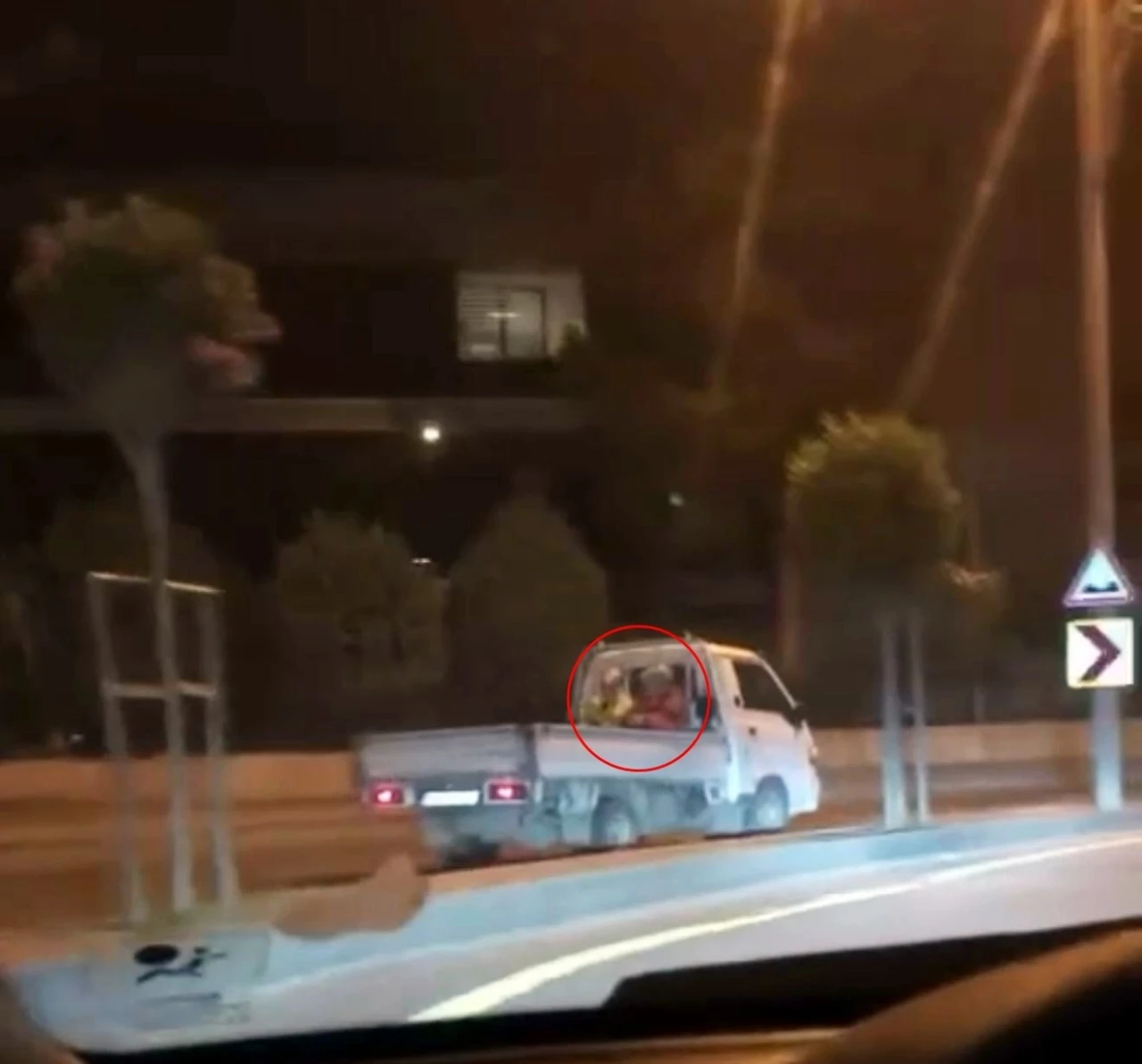 Şehrin göbeğinde &quot;pes&quot; dedirten kural ihlali: Kasasında yolcu taşıyarak ters şeritten ilerledi
